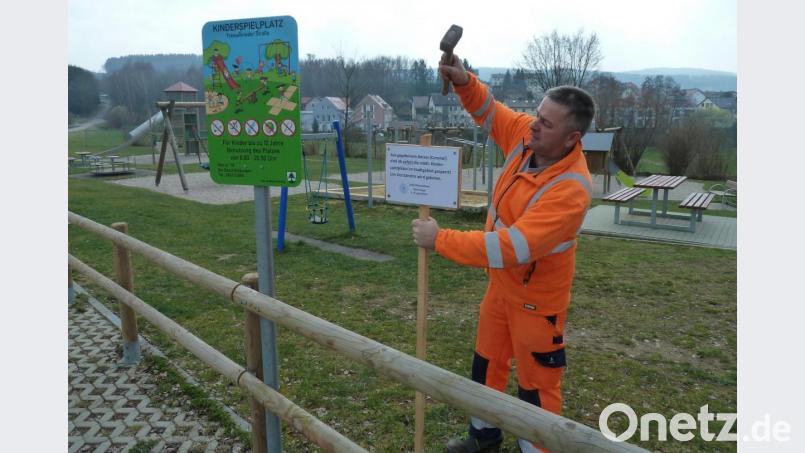 Bauhofchef Hubert Hammerer bringt am städtischen Spielplatz im Pfälzer Weg die Hinweistafel zur Sperrung zwecks Coronavirus an. Bild: Portner