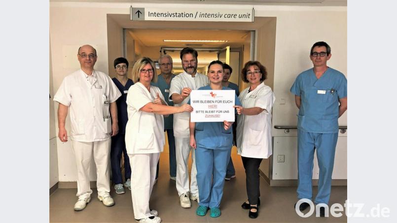 „Wir bleiben für euch hier! Bitte bleibt für uns zu Hause, so lautet die klare Bitte des Klinikpersonals, darunter auch Hygienebeauftragter Dr. Thomas Rauner (links), Ärztlicher Direktor Dr. Klaus Nester (Fünfter von links) sowie Intensiv-Pflegeleiter Stefan Kreuzer (rechts), an die Bevölkerung. Bild: Marie Ehras, St.-Anna-Krankenhaus