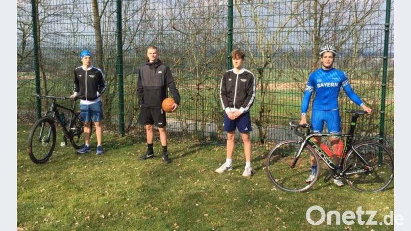 Die Schwimmer des SV Weiden: (von rechts) Benjamin Schindler, Linus Brandl, Alexander Engel und Noah Brandl. Bild: exb