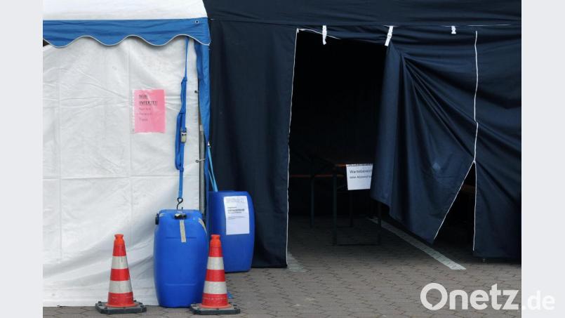 Beim Ärztehaus in Rieden steht seit Mittwoch ein Zelt, in dem Patienten mit Infekten untersucht werden. Bild: Stephan Huber