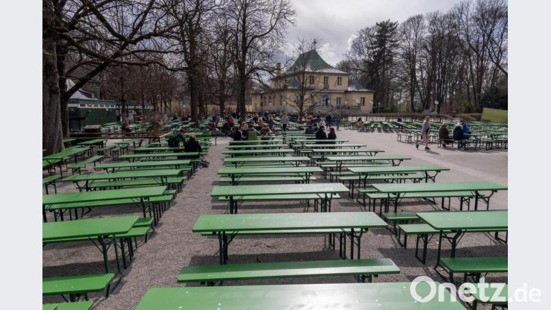 Viele freie Bänke stehen in einem Biergarten. Foto: Peter Kneffel/dpa Bild: Peter Kneffel