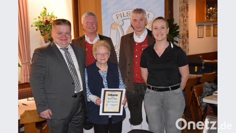 Die Hohenburgerin Karolina Wein (Bildmitte) ist schon seit 35 Jahren ein treues Mitglied der Jurablaskapelle Pilsheim. Dazu gratulierten Bürgermeister Thomas Gesche sowie der Vorstand mit Reinhold Auer (stellvertretender Vorsitzender), Josef Auer (Vorsitzender) und Tamara Weigert (stellvertretende Vorsitzende, von links). Bild: bö