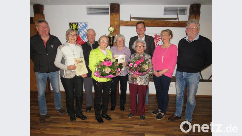 Mit Urkunden werden die Mitglieder der Reha-Vital-Sportgruppe ausgezeichnet. Vorsitzende Diana Bayer (Zweite von rechts) freute sich mit Richard Herzog (links) und Paul Mutz (rechts) neue Vorstandsmitglieder zu begrüßen. Bürgermeister Ernst Schicketanz (hinten, Mitte) gratulierte. Bild: adj