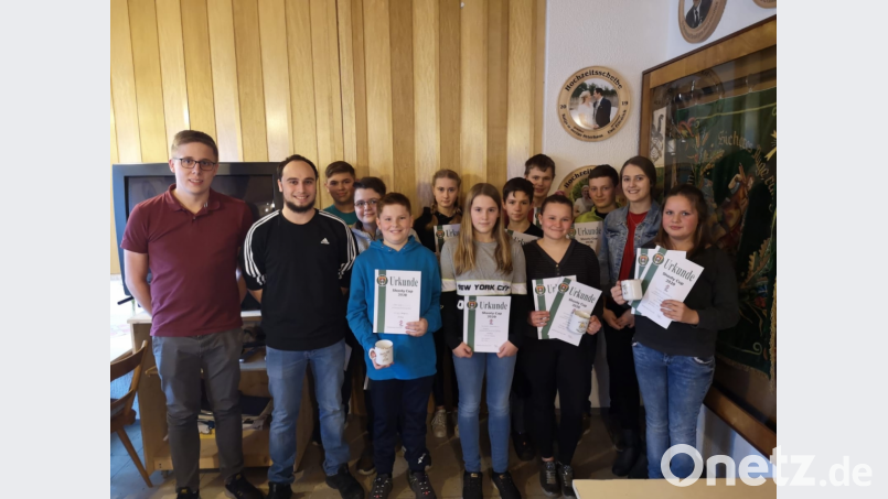 Die Sieger des Shooty-Cup der Schüler des Stiftlandgau, der auf der Schießanlage von Tell Hundsbach ausgetragen wurde. Die drei besten Teams haben sich für den Shooty-Cup auf Bezirksebene qualifiziert. Mit im Bild (von links) Gaujugendsprecher Martin Riedl und Gaujugendleiter Manuel Ernst, sowie Gaujugendvorstandsmitglied Maria Prockl (2. von rechts). Bild: jr