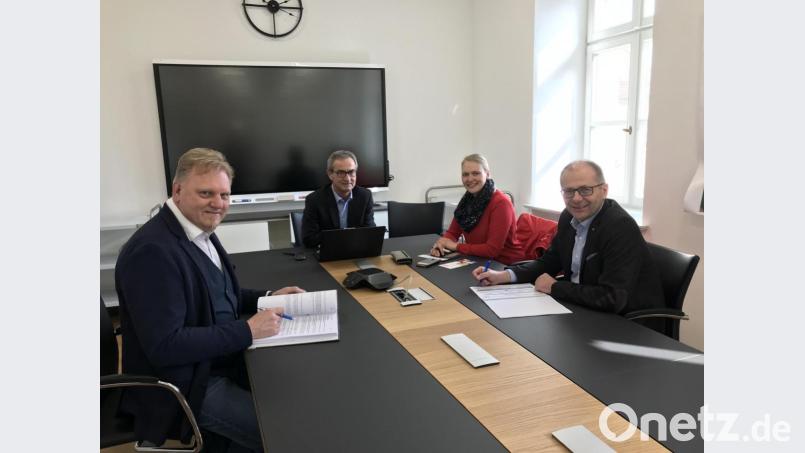 Geschäftsstellenleiter Reinhard Herr (von links), Bürgermeister Werner Nick, LEBENplus-Quartiersmanagerin Stefanie Baier und Kämmerer Roman Schäffler. Bild: tef
