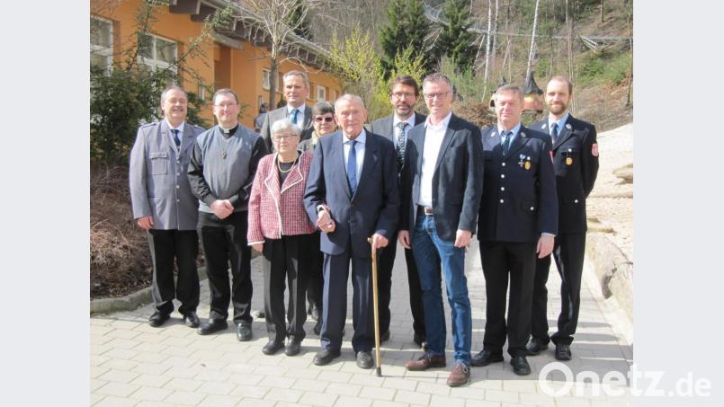 Gratulationscour zum 95. Geburtstag (von links): Kriegervereins-Vorsitzender Peter Dotzler, Pfarrvikar Christian Preitschaft, Ehefrau Margarete (Meta), Sohn Herbert, Tochter Gerda, der Jubilar Michael Biehler, Sohn Sepp, Bürgermeister Hermann Falk, Feuerwehr-Vorsitzender Peter Hofmann und dessen Stellvertreter Markus Stauber. Bild: fg