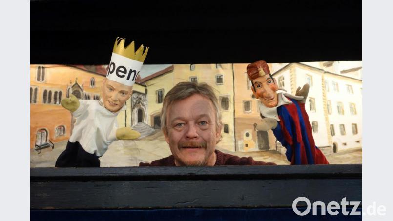 In seinem Stück für die Humorausstellung im „Kunst- und Gewerbeverein“ darf Puppenspieler Christoph Maltz an die Politik. Manche Akteure sind ihm aus dem wahren Leben wohlbekannt. Bild: Susanne Wolke