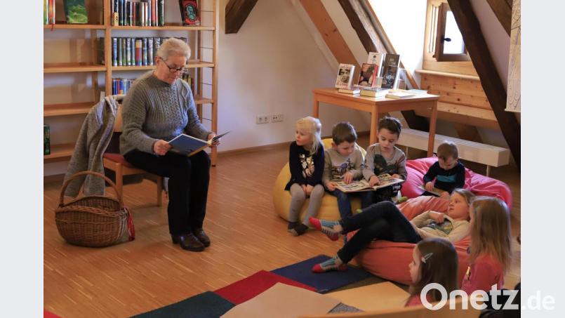 Margit Hohl faszinierte die Kinder in der Pfreimder Stadtbücherei mit einem weiteren Abenteuer der „wilden Rabauken“. Bild: Kurt Stangl/exb