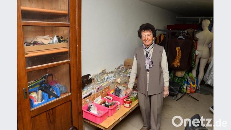 Schnittmuster, Knöpfe in einer beinahe unüberschaubaren Vielfalt und Garne in tausenderlei Farben stellt Christel Schmidt dem Waidhauser Kostümfundus für die notwendigen Ausbesserungsarbeiten zur Verfügung. Bild: fjo