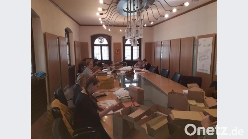 Ein Teil des Teams der Kita St. Joseph hilft im Sitzungssaal des Neustädter Rathauses, die Wahlbriefe für den Versand vorzubereiten. Bild: exb
