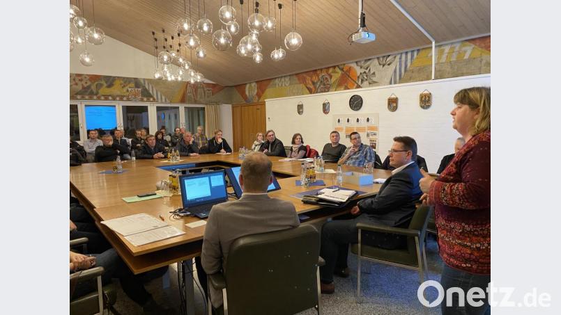 Bettina Witt vom Amt für Ländliche Entwicklung (rechts) erläutert den Haus- und Grundbesitzern aus Schlattein und Kalmreuth, was im Rahmen der Dorferneuerung gefördert wird und was nicht. Bild: Eichl