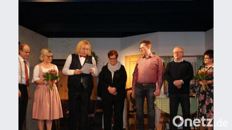 Eine besondere Ehrung gab es kürzlich für Monika Bartsch (Mitte) nach einer Aufführung des Pechlattenfixner Dorftheaters. Mit im Bild (von links) Gerhard Rosenberger, Heike Brandner, stellvertretender VBAT-Landesspielleiter und -Bezirksvorsitzender Guido Rind sowie (von rechts) Angelika Protschky, Pechlattenfxner-Spielleiter Anton Krisch und Vorsitzender Thomas Flügel. Bild: exb