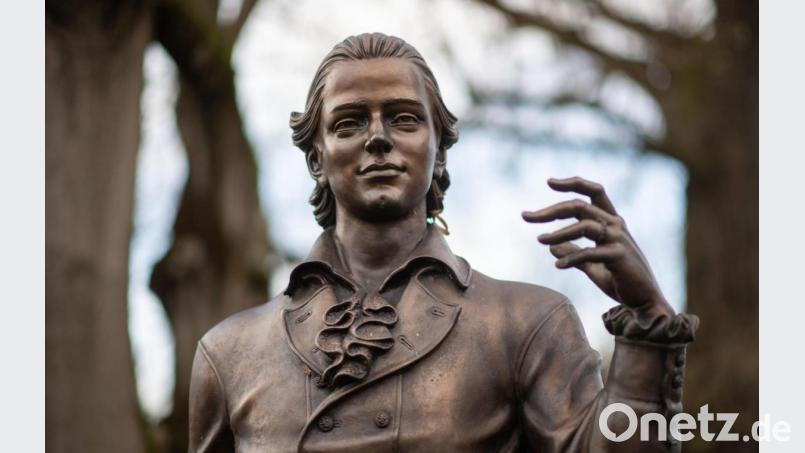 In Nürtingen, der Heimatstadt von Hölderlin, steht die Skulptur des Künstlers Waldemar Schröder, die den Dichter darstellt. Bild: Marijan Murat/dpa Bild: Marijan Murat/dpa