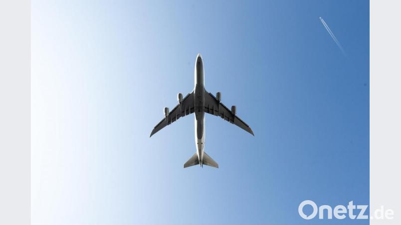 Ein Passagierflugzeug befindet sich kurz nach dem Start vom Frankfurter Flughafen im Steigflug. Symbolbild: Silas Stein/dpa