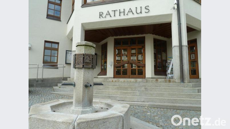 Kein Wasser im Brunnen, keine Bürger im Rathaus: Die Stadtverwaltung stellt ab Montag, 23. März den Publikumsverkehr ein. Dringende Angelegenheiten können telefonisch oder online erledigt werden. Bild: Portner
