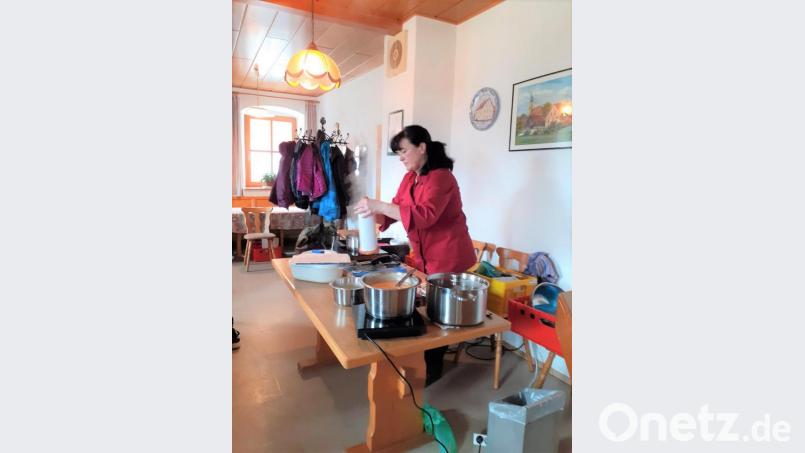 Hauswirtschaftsmeisterin Monika Schnupfhagn in Aktion beim Katholischen Frauenbund in Miesbrunn. Bild: tu