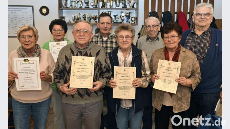 Ehrungen standen beim Wander- und Volkssportverein auf dem Programm (von links): Elfriede Hahn, Rita Wolf, Johann Weber, Wolfgang Weiß, Hermine Scharf, Wolfgang Loch, Erika Smith und Vorsitzender Sigurd Schmidt. Bild: Petra Hartl