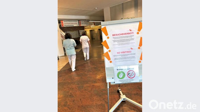 Beim Eingang wird unmissverständlich klar gemacht, dass im St.-Anna-Krankenhaus wegen der Corona-Krise keine Besuche mehr möglich sind. Bild: Marie Ehras, St.-Anna-Krankenhaus