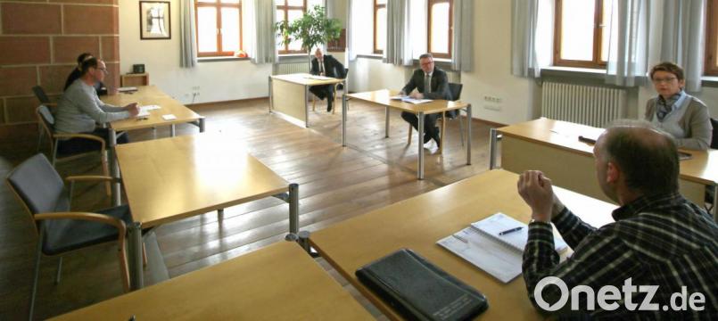 Distanz auch beim Krisenstab mit (von links) Kerstin König, Roland Maul, Harald Mizler, Bürgermeister Michael Göth, Rosalia Wendl und Erwin Thurner. Bild: exb