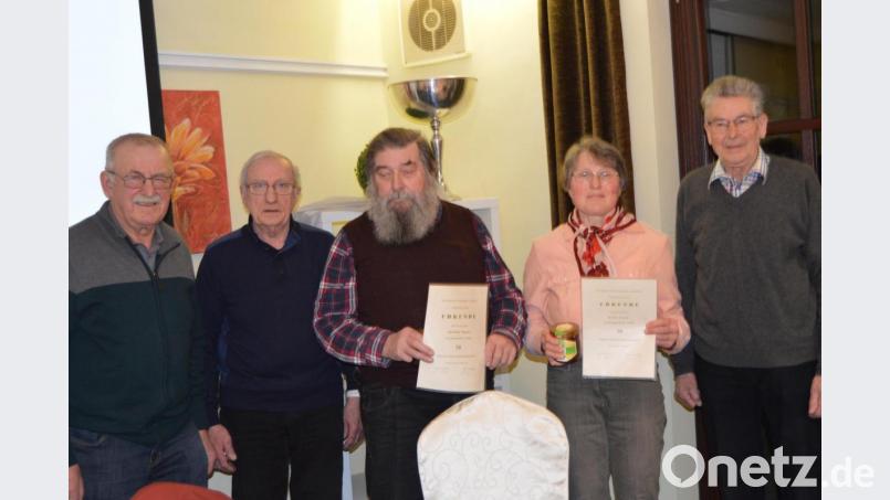 Ehrungen bei den Imkern – das Bild zeigt (von links) Schriftführer Georg Ertel, Vorsitzenden Peter Zagel, Günther Seuss, Erika Ertel und 	Zweiten Vorsitzenden Fritz Sonntag