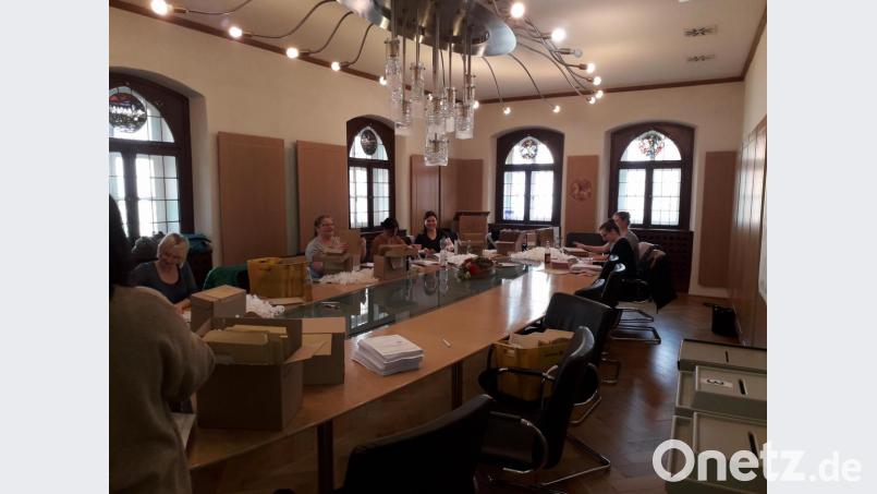 Im Sitzungssaal des Rathauses verschicken Corinna Lang (von links), Maike Marx, Sandras Trautner, KIta-Leiterin Katharina Pfistermeister, Erika Prün und Stefanie Kargus zusammen mit weiteren Kolleginnen der Kita St. Joseph die Briefwahlunterlagen für die Stichwahl. Bild: exb