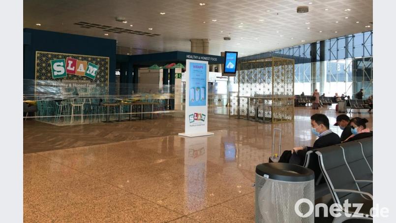 So sieht es im Flughafen von Barcelona wie auch in ganz Spanien aus: Läden sind geschlossen, es ist wenig los, Leute halten Abstand oder schützen sich. Bild: Beate-Josefine Luber