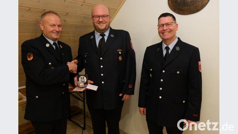 18 Jahre lang leitete Georg Honig (links) den Gailoher Feuerwehrverein. Dafür dankten ihm sein Nachfolger Martin Heindl (Mitte) und der neue Stellvertreter Mario Stawarz. Bild: usc