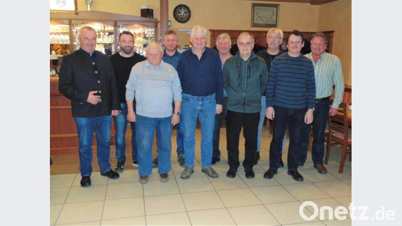 Die neu gewählte Vorstandschaft der Jagdgenossenschaft Schmidgaden. Josef Schimmer (Vierter von rechts) wurde für 40 Jahre als Kassier und Schriftführer geehrt . Bild: ral