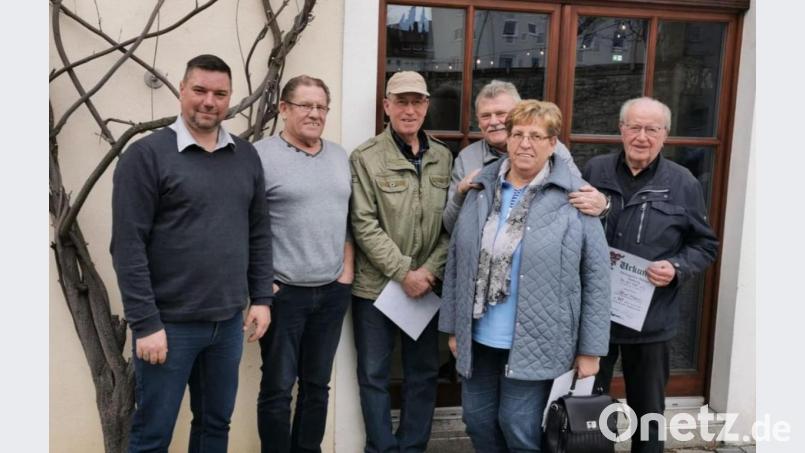 Vorsitzender Michael Sofic (links) gratulierte den langjährigen Gartlern zu ihren Jubiläen (von links): Paul Potschigmann (40 Jahre), Iwan Ullmann (20 Jahre), Willi Bauer (40), Ilona Schätz (20) und Alfred Wagner (50). Bild: Christian Heldmann/exb