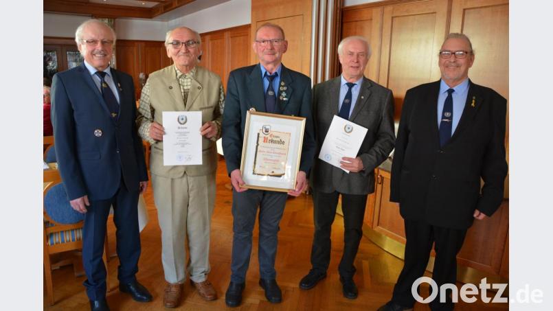 Hohe Auszeichnungen verlieh die Soldatenkameradschaft Waldsassen bei der Jahresversammlung. Allerdings waren nur wenige der zu ehrenden Mitglieder gekommen. Im Bild (von links) Kreisvorsitzender Ferdinand Lienerth, Heinz Sturm, Ehrenmitglied Alois Kirschbaum, Werner Eckstein und Ortsvorsitzender Gerhard Franke. Bild: jr