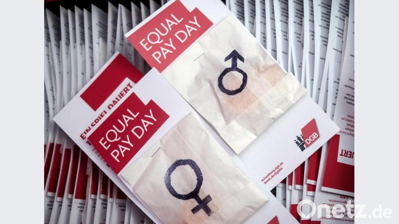Umschläge mit Schokotalern als Inhalt liegen an einem Stand des DGB (Deutschen Gewerkschaftsbundes) zur Verteilung an Passanten bereit. Im Verkauf, Vertrieb und in Banken verdienen Frauen bei gleicher Leistung und Berufserfahrung weiterhin deutlich weniger als ihre männlichen Kollegen. Bild: Axel Heimken/dpa