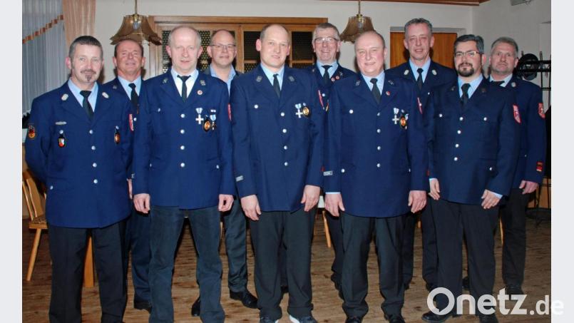 Bei der Dienstversammlung der Feuerwehr Saltendorf erhielten Roland Hösl, Gerhard Schloßer und Josef Meier die staatliche Auszeichnung für 25 bzw. 40 Jahre aktiven Dienst überreicht. Bild: wee