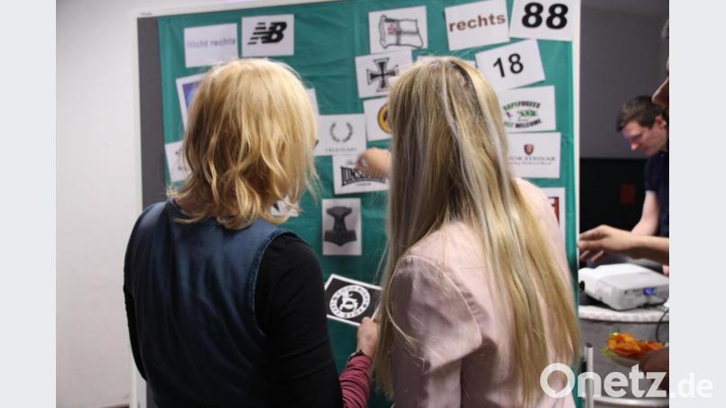 Die Teilnehmer des Workshops &quot;Erlebniswelt der extremen Rechten&quot; lernen, welche Irrtümer es bei der Symbolik häufig gibt. Bild: kmo