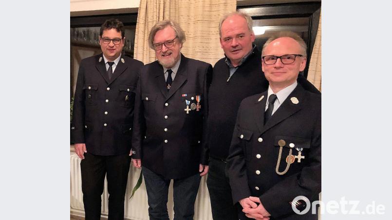 Gerhard Frank (Zweiter von links) wurde für seine 40-jährige Tätigkeit bei der Freiwilligen Feuerwehr Friedenfels geehrt. Neben dem aktiven Einsatz begleitete er auch die Ehrenämter Schriftführer und Vorstand. Der Vorsitzende des Feuerwehrvereins, Jürgen Kraus (links) sowie Kommandant Christian Bischof und Bürgermeister Gottfried Härtl (von rechts), dankten deshalb den engagierten Feuerwehrler besonders. Bild: bsc