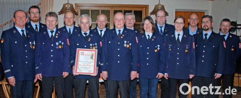 Im Rahmen der Jahreshauptversammlung ernannte die Feuerwehr Saltendorf Jakob Mutzbauer (im Bild, mit Urkunde) zum Ehrenmitglied und ehrte außerdem verdiente Mitglieder für 25, 40, 50, 60 oder 70 Jahre Treue und Engagement. Bild: wee