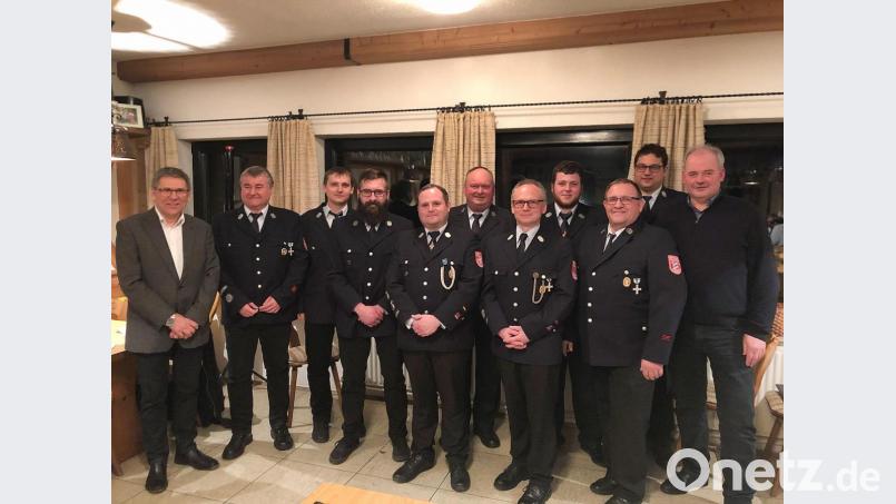 Christian Bischof (Fünfter von rechts) und Jürgen Schultes (Fünfter von links), stehen der Freiwilligen Feuerwehr Friedenfels auch in den nächsten Jahren als Kommandanten vor. Die beiden Bürgermeister Gottfried Härtl (rechts) und Oskar Schuster (links), gratulierten der neuen Vorstandschaft und wünschten stets unfallfreie Einsätze. Bild: bsc