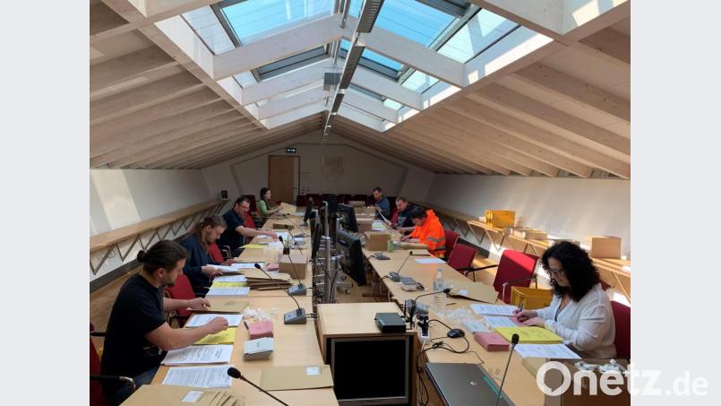 Mitarbeiter des Rathauses tüten im Sitzungssaal des Rathauses und in zahlreichen Büros die rund 23200 Briefwahlunterlagen für die Stichwahl am 29. März ein. Natürlich mit dem gebotenen Abstand zueinander. Bild: exb/Dehling