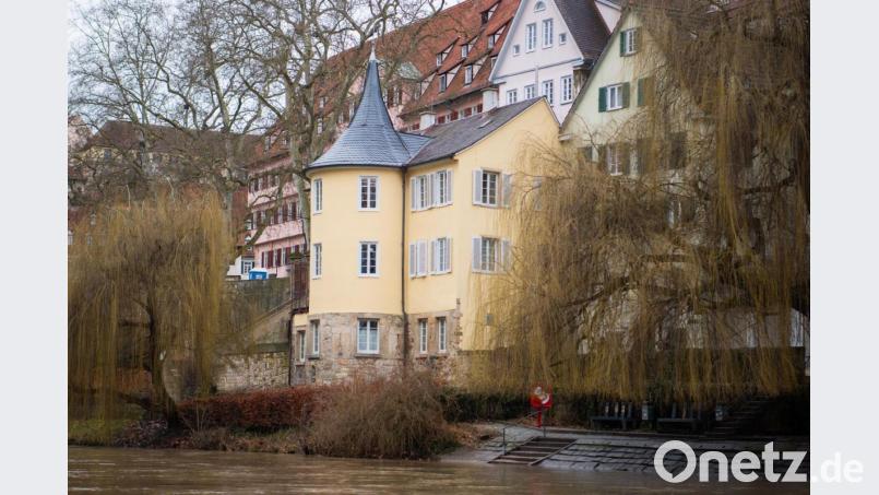 Der Neckar fließt vor dem Hölderlinturm. Hölderlin lebte von 1807 bis 1843 in dem Turm in Tübingen, der seit 2017 saniert wurde. Bild: Tom Weller/dpa