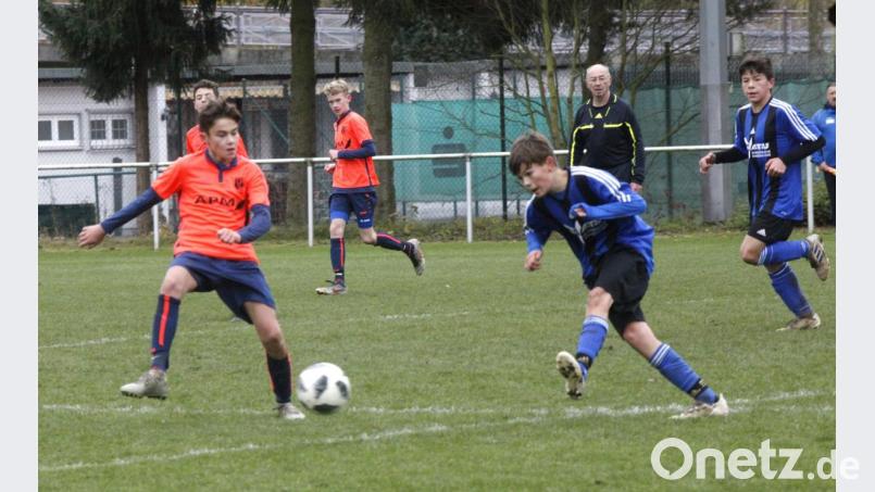 Moritz Hügel (Zweiter von rechts) und seine Mannschaft wurden vom Bayerischen Fußballverband in die Zwangspause geschickt. Bild: Hirsch
