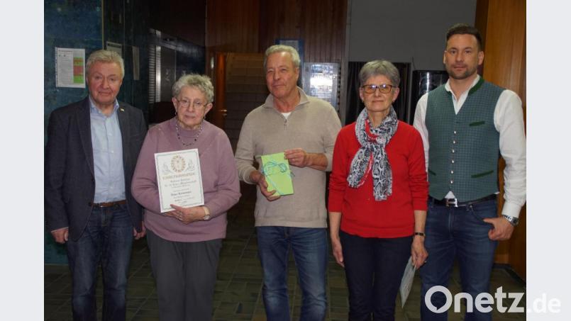OWV-Vorsitzender Michael Koller (links) und Stellvertreter Josef Holler (rechts) überreichten an Anna Reiminger (Zweite von links) und Marianne Kalz (Zweite von rechts) Urkunden und Ehrennadeln für 50 Jahre Mitgliedschaft. Eine Ehrung für besondere Leistungen erhielt Manfred Scheid. Bild: mmj