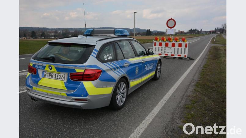Die Polizei überwacht die Einhaltung der Ausgangssperre in Mitterteich. Bild: jr