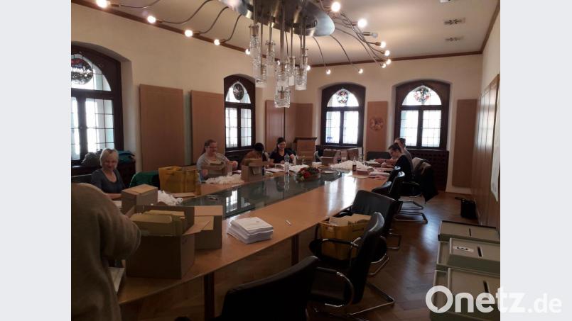 Ein Teil des Teams der Kita St. Joseph hilft im Neustädter Rathaus, die Wahlbriefe für den Versand vorzubereiten. Bild: exb