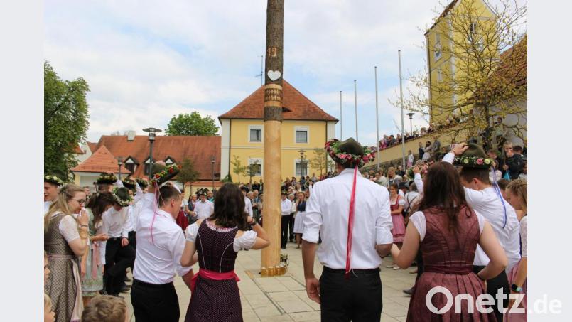 Gut lesbar ist die &quot;19&quot; in den prächtig geschmückten Kirwabaum am Lintacher Dorfplatz geschnitzt. Jetzt steht fest: Einen Baum mit einer &quot;20&quot; wird es nicht geben. Vor dem Hintergrund des Coronavirus wurde die Lintacher Kirwa abgesagt. Bild: Michael Weiß/Kirwagemeinschaft Lintach e.V.