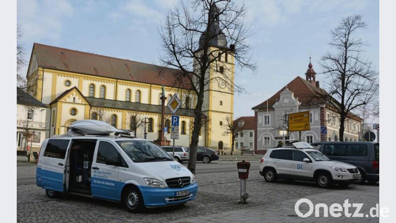 Ausgangssperre in Mitterteich: Medien aller Couleur waren das einzig belebende Element im Stadtbild heute. Bild: Josef Rosner