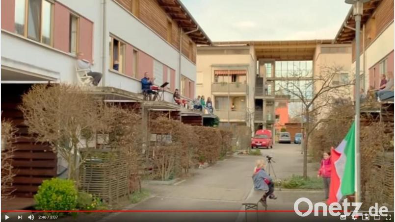 Die Bewohner einer Reihenhaussiedlung in Bamberg singen für Italiener. die von der Coronakrise besonders betroffen sind. "Bella CIao" klingt es von den Balkonen. Bild: youtube.de/bambergtw