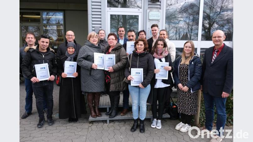 Die Basis für rasche Integration ins Berufs- und Gesellschaftsleben ihres Gastlandes legten die zugezogenen Männer und Frauen im Kurs „Fokus – Beruf und Arbeit“ am Sprach- und Berufsbildungszentrum ISE. Zur erfolgreichen Teilnahme gratulierten die Vertreter des Jobcenters, Rainer Liermann (links hinten) und Ralf Doschat (vorne rechts), sowie die ISE-Lehrkräfte. Bild: usc