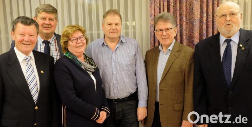 Der Ortsclub-Vorstand des ADAC um Gerhard Haubner (rechts) und Karl Seiler (Zweiter von rechts) freut sich über die Bereitschaft von Rainer Roll (Mitte), den Schriftführerposten zu übernehmen. Bild: wlr