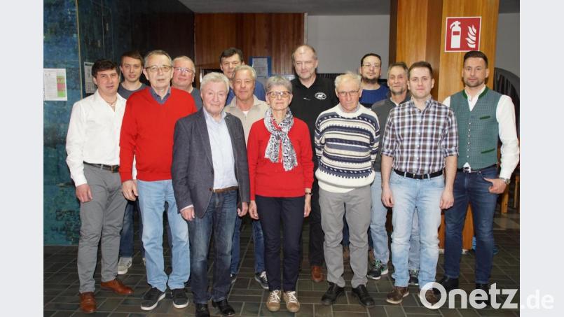 Die neugewählte Vorstandschaft des OWV mit Vorsitzenden Michael Koller (Fünfter von links) und seinem Stellvertreter Josef Holler (rechts). Bürgermeister Gerald Reiter (links) dankte dem Gremium für die Übernahme der Verantwortung im Waldverein. Bild: mmj