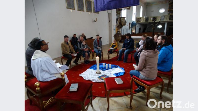 Zu einer Andacht trafen sich die Eltern aus der Pfarreiengemeinschaft, deren Kinder 2019 getauft worden waren, in der Schlichter Pfarrkirche. Bild: ct
