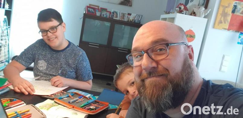 Marketing-Manager Michael Sandner (rechts) arbeitet mit seinen beiden Kindern Paul und Anton (von links) im Homeoffice. Konkret heißt das: Alle befolgen Regeln, denn sie sitzen an einem Tisch. Bild: Michael Sandner (exb)